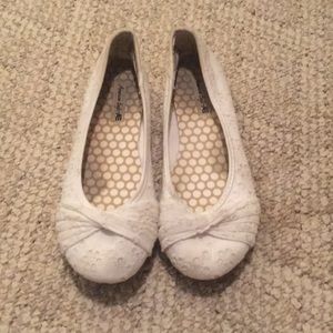 White-lace flats